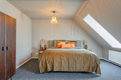 ein Schlafzimmer mit einem Bett im Dachgeschoss in der Unterkunft Enschede83 in Enschede