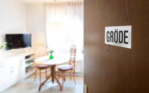 een deur met een bord waarop de groef staat bij Haus in der Innenstadt 'Gröde', Große Straße in Wyk auf Föhr