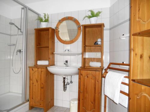 uma casa de banho com um lavatório e um espelho em Ole in Borgsum em Borgsum