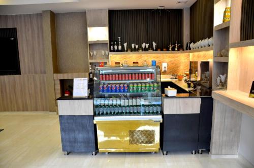 a drink counter in a restaurant with a drink at فندق فربيون ابها - Ferbion Hotel Abha in Abha