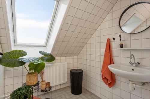 ein Bad mit einem Waschbecken und einem Spiegel in der Unterkunft Enschede83 in Enschede