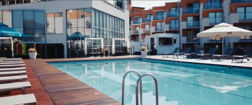 Maloves Resort & Spa tesisinde veya buraya yakın yüzme havuzu