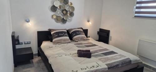 ein Schlafzimmer mit einem Bett in einem Zimmer in der Unterkunft AU PETIT CANAL DE COLMAR 1 in Kunheim