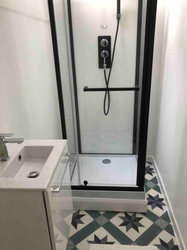 une salle de bain avec douche et lavabo dans l'établissement La Ninette du Domaine de Maubuisson, à Ver-sur-Mer