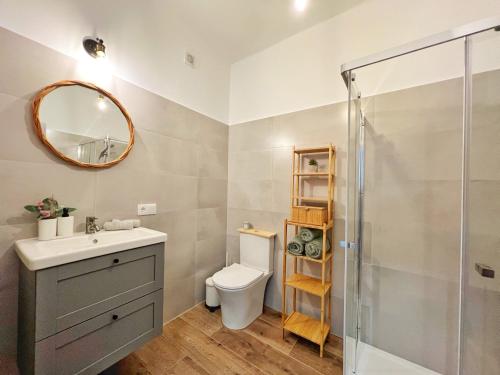 uma casa de banho com um lavatório, um WC e um espelho. em ROOM 335 em São Martinho do Porto