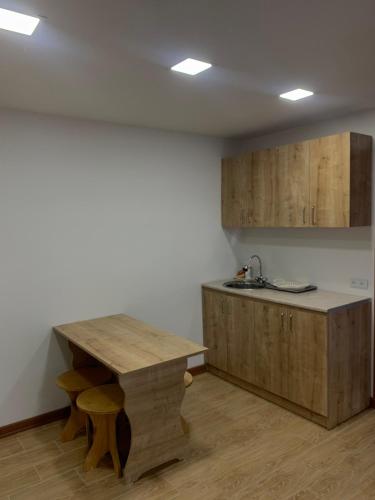 cocina con mesa de madera y fregadero en Best Sevan Villa 2, en Sevan