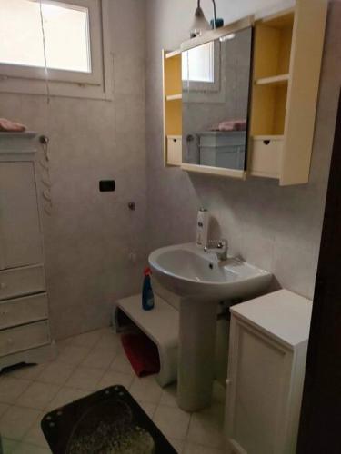 un piccolo bagno con lavandino e servizi igienici di Dante Blu a Ravenna