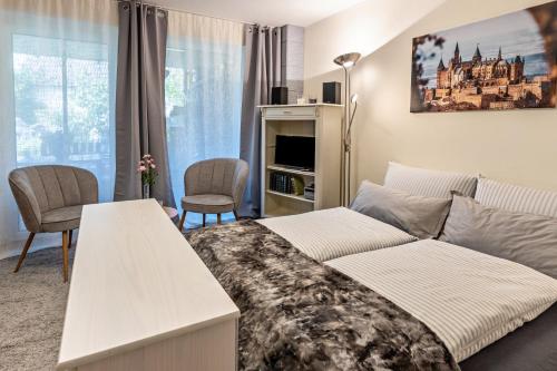 1 dormitorio con 1 cama, mesa y sillas en Apartment Casa Gina, en Stockach