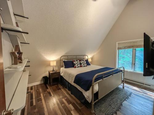 Ένα ή περισσότερα κρεβάτια σε δωμάτιο στο Kayaks Included Lakefront Home w Fire Pit Hot Tub Dock