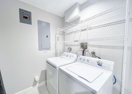 Ένα μπάνιο στο Kayaks Included Lakefront Home w Fire Pit Hot Tub Dock