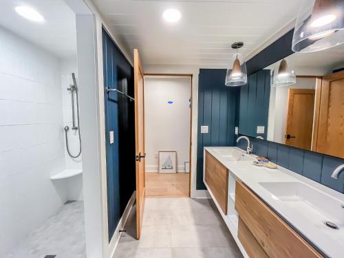 La salle de bains est pourvue d'un lavabo, d'une douche et de toilettes. dans l'établissement New Construction Beautiful Lake Front and Beautiful Home, à Oakland