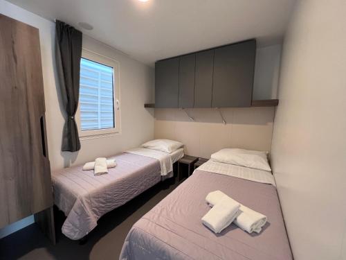 um quarto com duas camas e uma janela em Camp Milo Moje em Drvenik