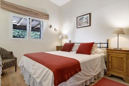a bedroom with a large bed and a window at Los Jazmines in Agaete