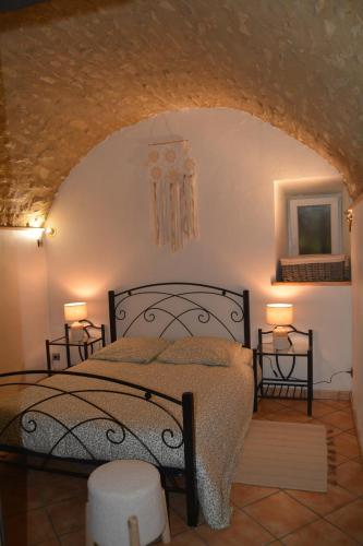 um quarto com uma cama e duas mesas com candeeiros em maison de bourg en pierre em Saint-Maurice
