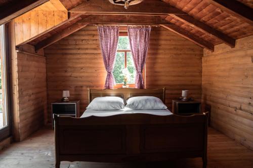 ein Schlafzimmer mit einem Bett in einem Zimmer mit einem Fenster in der Unterkunft Villa Mramor in Neum