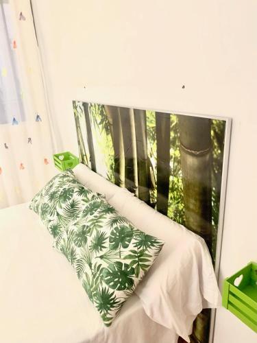 1 cama con almohada y ventana en Can Pantoni, en Deltebre