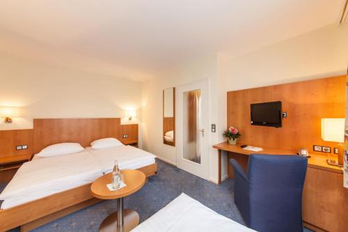 Postel nebo postele na pokoji v ubytování Hotel Drei Kronen Elmshorn