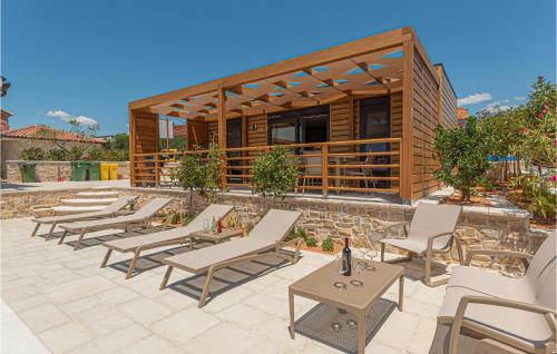 una fila de sillas y mesas frente a un edificio en Gorgeous Home In Brodarica, en Brodarica