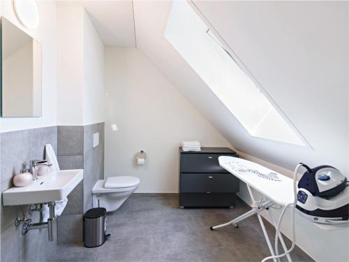 Exklusive 4.5 Zimmer Wohnung für Familien und Business في Eschenz: حمام مع حوض ومرحاض