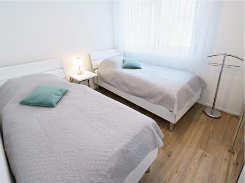 a bedroom with two beds and a window at Exklusive 4.5 Zimmer Wohnung für Familien und Business in Eschenz