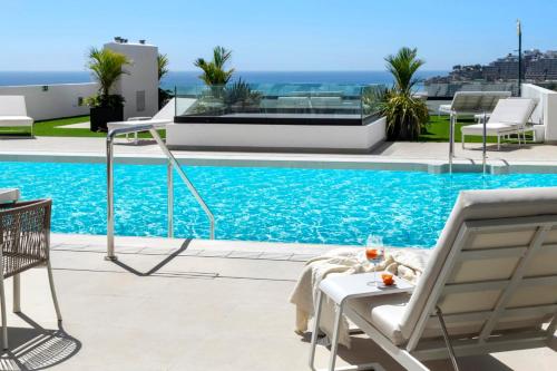 una piscina con vistas al océano en Palmera Sea View en Patalavaca