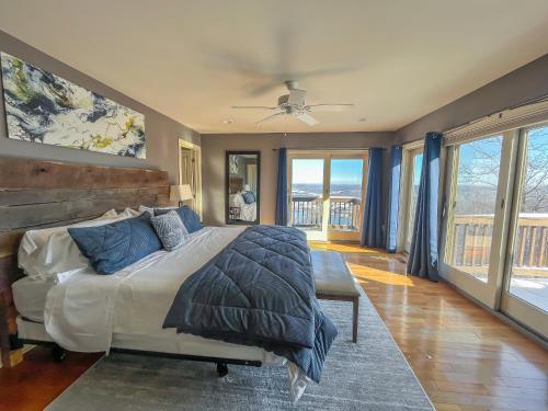麦克亨利Luxury Stunning Mountaintop Home with Hot Tub and Lake Views的一间卧室，里面有一张床和一个吊扇