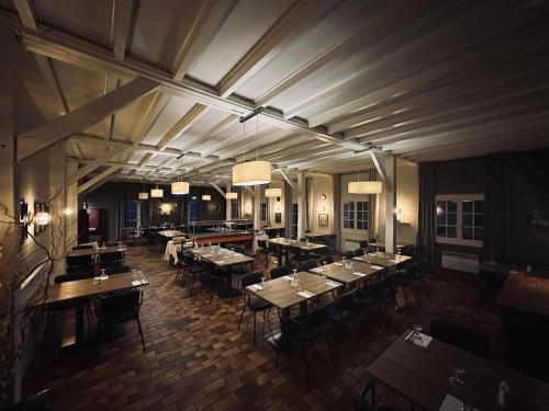 an overhead view of a restaurant with tables and chairs at LA PROMENADE in Coings