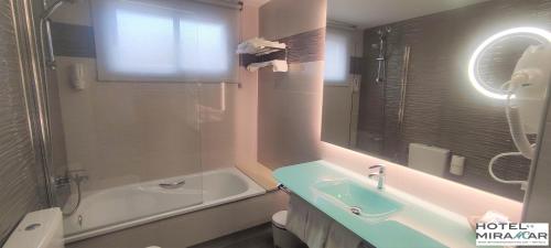 W łazience znajduje się wanna, umywalka i wanna. w obiekcie Hotel Miramar 2** Superior w mieście A Lanzada
