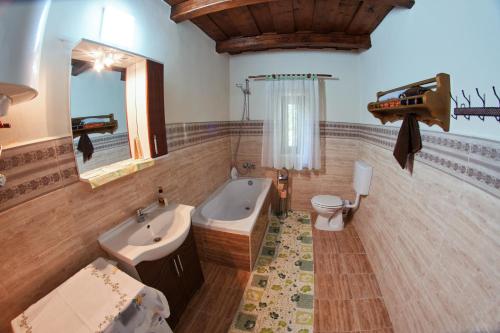 a bathroom with a tub and a sink and a toilet at Casa Ciobanca in Vadul lui Carol II
