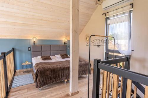 Postel nebo postele na pokoji v ubytování Kaszubska Lawenda Żuromino, Domek nr 1