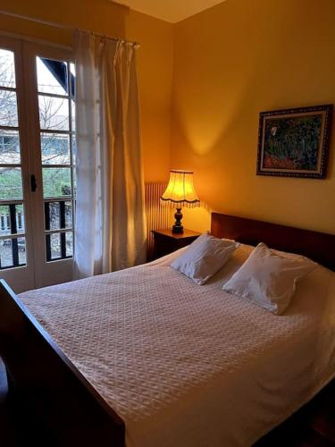 une chambre avec un grand lit blanc avec une fenêtre dans l'établissement View on Saint Emilion, à Pujols-sur-Ciron