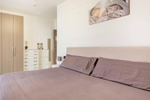 - une chambre avec un grand lit et des draps violets dans l'établissement Tenuta Croce Appartamento Karol-Piscina-Vista Mare, à Salerne
