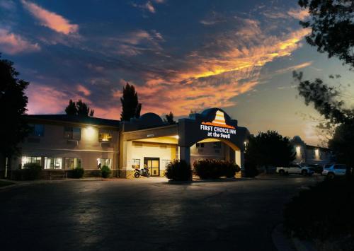 a first congregational church building with a sunset at First Choice Inn at the Swell in Green River