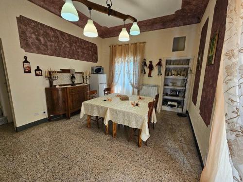 a dining room with a table and a kitchen at B&B Al Borgo in Troina