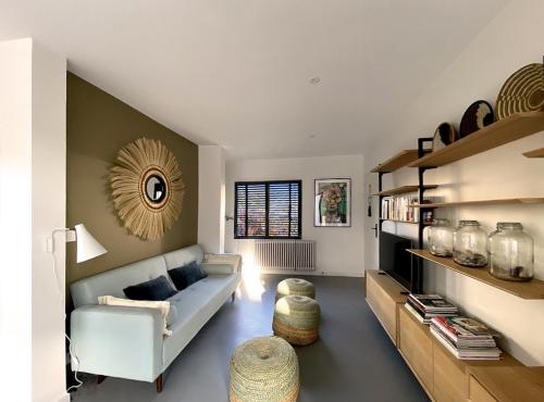 un salon avec un canapé et une table dans l'établissement Les pieds dans l o a Port navalo, à Arzon