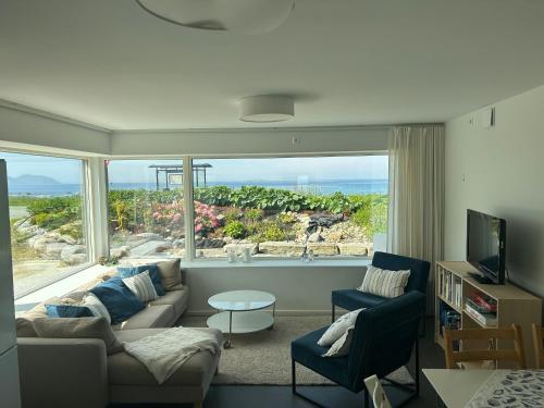 Χώρος καθιστικού στο Beach front appartments in design eco-villa