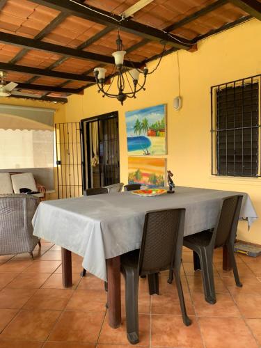 - une table à manger avec un chiffon de table dans l'établissement PALM BEACH EN BOCA CHICA, à Boca Chica