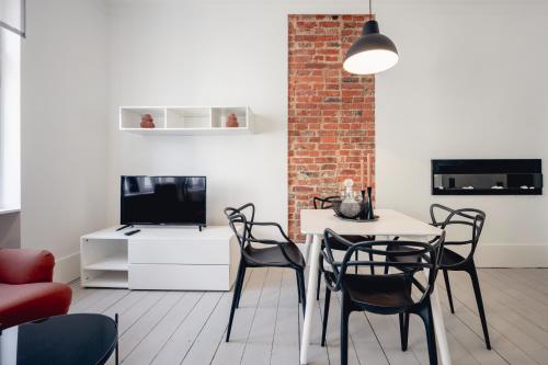 تلفاز و/أو أجهزة ترفيهية في Apartamenty Woźna 14a, 2 rooms, self check in 24h