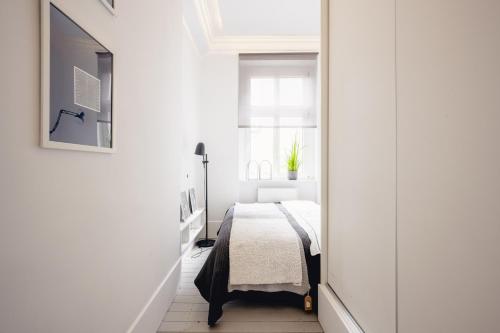 سرير أو أسرّة في غرفة في Apartamenty Woźna 14a, 2 rooms, self check in 24h