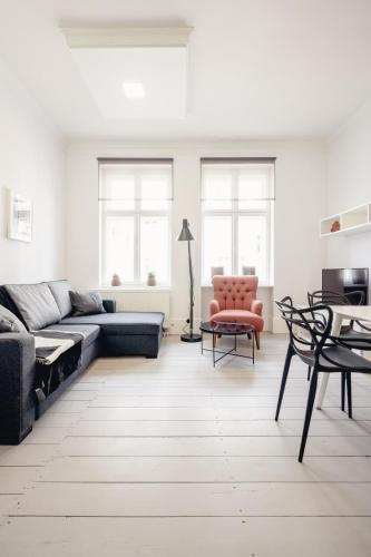 a living room with a couch and a table and chairs at Apartamenty Woźna 14a, 2 rooms, self check in 24h in Poznań