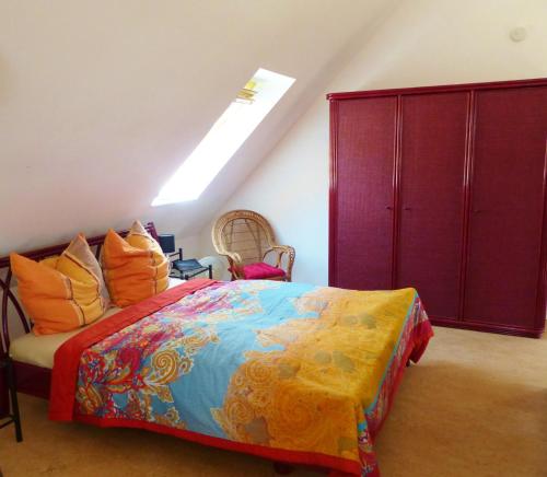 ジールクスドルフにあるLoft Sierksdorfのベッドルーム(ベッド1台、紫色のキャビネット付)