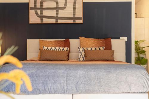 a bedroom with a bed with a blue comforter at Textielfabriek Jannink in Enschede