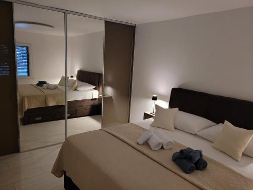 ein Schlafzimmer mit einem Bett mit Handtüchern darauf in der Unterkunft Dragovoda bay in Ubli
