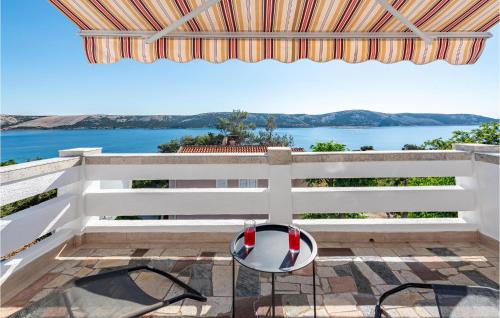 een witte bank met uitzicht op het water bij Amazing Apartment In Stara Novalja in Stara Novalja