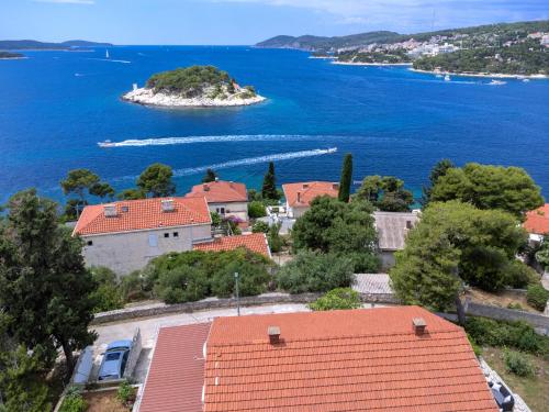 Rinada - ZF Hvar