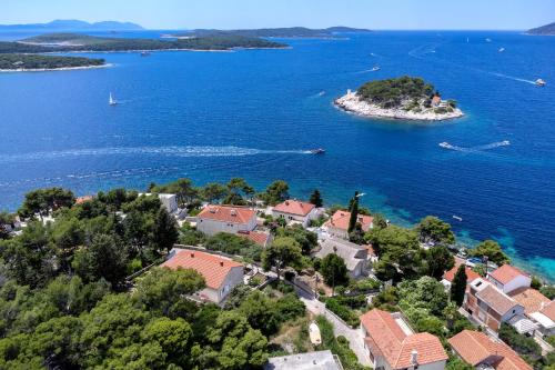 Rinada - ZF Hvar