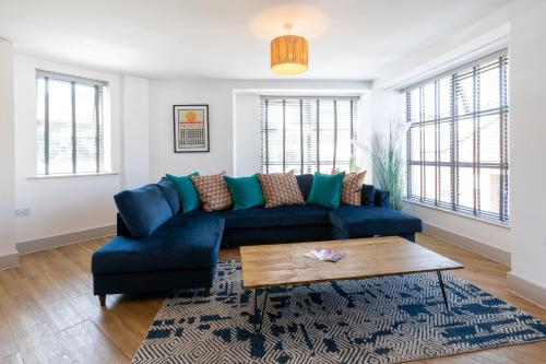 uma sala de estar com um sofá azul e uma mesa de centro em Oxford Heights em Southampton