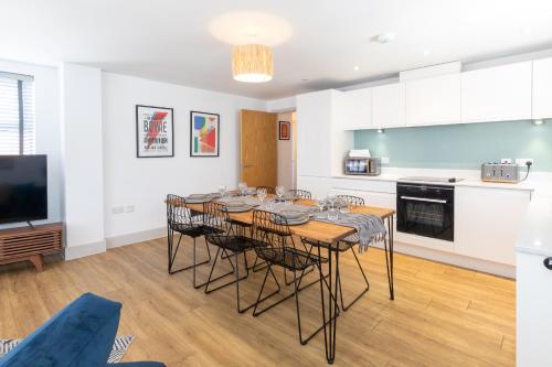 uma cozinha e uma sala de jantar com mesa e cadeiras em Oxford Heights em Southampton