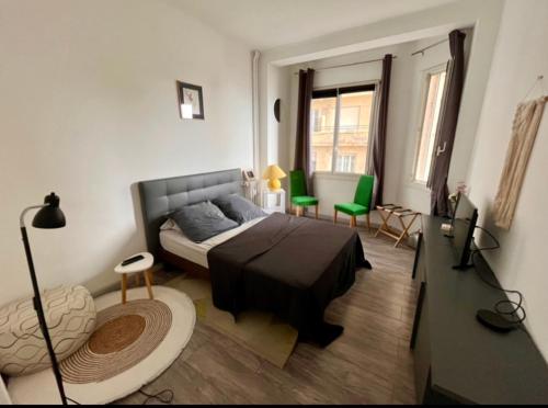 マルセイユにあるLes catalans, vue merのベッドルーム1室(ベッド1台付)、リビングルームが備わります。