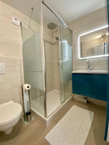 une salle de bain avec une douche, des toilettes et un lavabo dans l'établissement le chant des vagues, à Saint-Michel-Chef-Chef